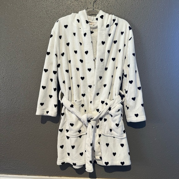 Pottery Barn Teen White Robe with Black Hearts - Picture 2 of 8